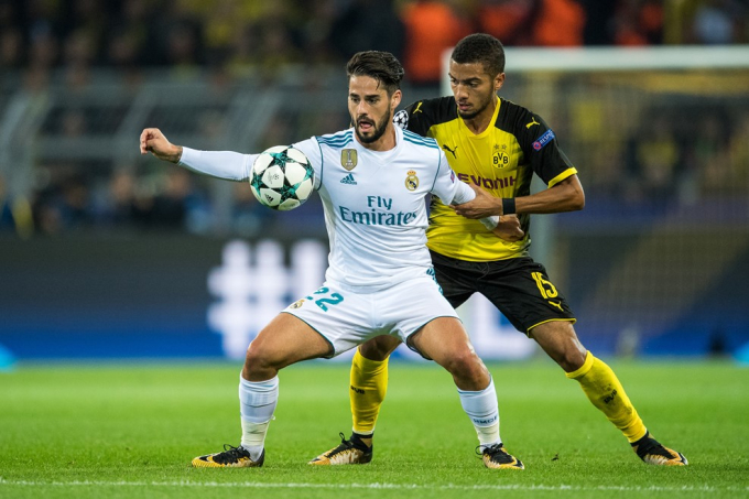 Isco tranh chấp ở giữa s&acirc;n