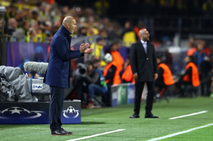 HLV Zidane chỉ đạo b&ecirc;n ngo&agrave;i đường bi&ecirc;n