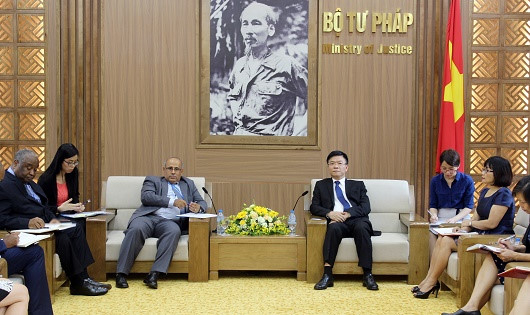 &nbsp;Bộ trưởng Bộ Tư ph&aacute;p L&ecirc; Th&agrave;nh Long đ&atilde; tiếp &ocirc;ng Youssouf Abdel &ndash; Jelil, Trưởng Đại diện UNICEF tại Việt Nam.