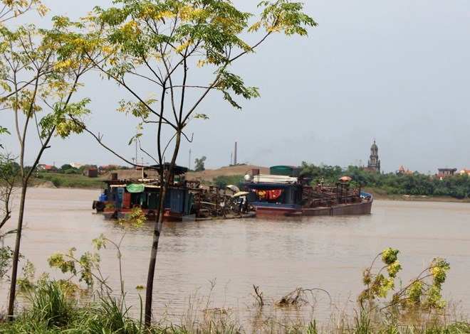 S&aacute;ng 22/9, khu vực s&ocirc;ng Hồng thuộc phường Hồng Ch&acirc;u chỉ c&ograve;n lại 3 chiếc t&agrave;u h&uacute;t c&aacute;t. (Ảnh: Mai Mạnh/Vietnam+)