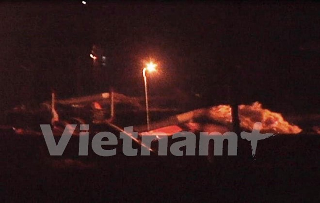 Hoạt động khai th&aacute;c c&aacute;t tr&aacute;i ph&eacute;p ven s&ocirc;ng Hồng diễn ra rầm rộ l&uacute;c rạng s&aacute;ng 22/9, tại phường Hồng Ch&acirc;u. (Ảnh: Mai Mạnh/Vietnam+)