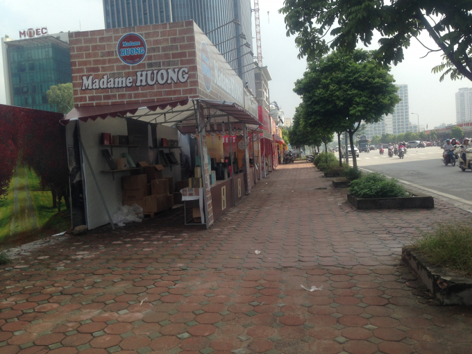 H&agrave;ng loạt ki ốt b&aacute;n b&aacute;nh trung thu được b&agrave;y b&aacute;n tr&ecirc; đường Dương Đ&igrave;nh Nghệ.