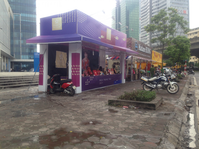 Trước t&ograve;a nh&agrave; Keangnam cũng xuất hiện h&agrave;ng loạt c&aacute;c quầy b&aacute;n b&aacute;nh.