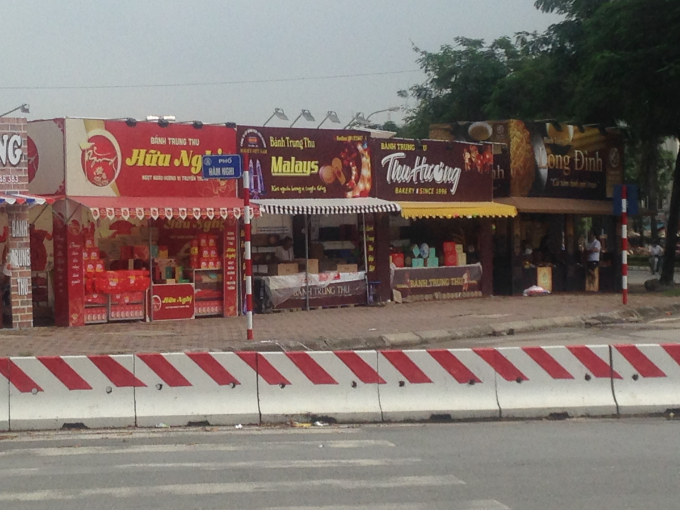 Phố H&agrave;m Nghi&nbsp;nhiều gian h&agrave;ng b&aacute;nh trung thu dựng san s&aacute;t nhau tr&ecirc;n vỉa h&egrave;.