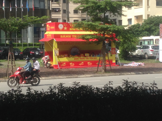 Vỉa h&egrave; lớn tại đường Phạm H&ugrave;ng một d&atilde;y d&agrave;i c&aacute;c ki ốt vẫn thản nhi&ecirc;n &aacute;n ngữ ngay tr&ecirc;n vỉa h&egrave;.