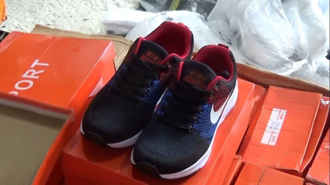 &nbsp;Mặt h&agrave;ng thu giữ c&oacute; nhiều đ&ocirc;i mang nh&atilde;n hiệu Nike.