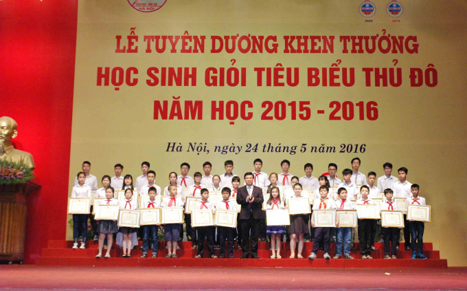 Gi&aacute;m đốc Sở GD&amp;amp;amp;ĐT H&agrave; Nội Nguyễn Hữu Độ khen thưởng học sinh giỏi ti&ecirc;u biểu Thủ đ&ocirc;&nbsp;năm học 2015-2016.