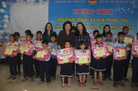 Ph&oacute; chủ tịch nước trao tặng học bổng v&agrave; qu&agrave; trung thu cho c&aacute;c trẻ em c&oacute; ho&agrave;n cảnh kh&oacute; khăn.