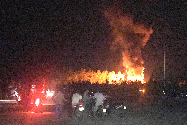 Ngọn lửa lớn bao tr&ugrave;m to&agrave;n bộ trạm sang chiết ga rộng hơn 4000m2.