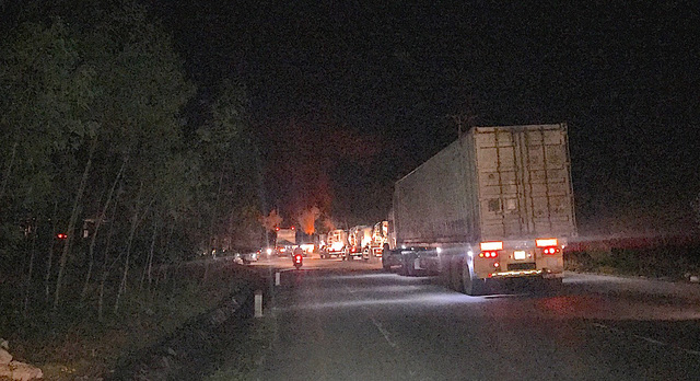 Vụ ch&aacute;y khiến nhiều phương tiện tham gia giao th&ocirc;ng phải dừng lại.