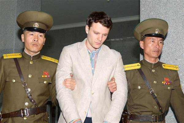 Sinh vi&ecirc;n Otto Warmbier bị &aacute;p giải tới t&ograve;a &aacute;n Triều Ti&ecirc;n năm 2016 (Ảnh: Yonhap)