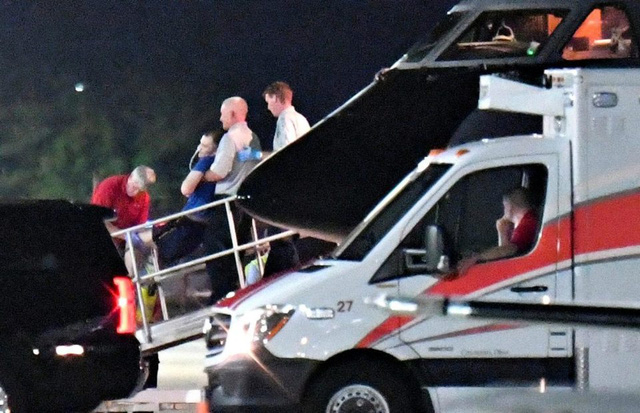 Otto được khi&ecirc;ng ra khỏi m&aacute;y bay v&agrave; đưa tới bệnh viện tại th&agrave;nh phố Cincinnati, bang Ohio, Mỹ sau khi được Triều Ti&ecirc;n thả về hồi th&aacute;ng 6 (Ảnh: Reuters)