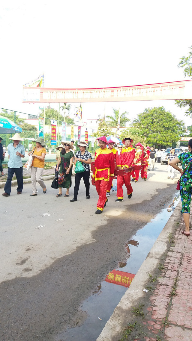 Kh&aacute;n đ&agrave;i đ&ocirc;ng nghịt người dự Lễ hội chọi tr&acirc;u Đồ Sơn năm 2017