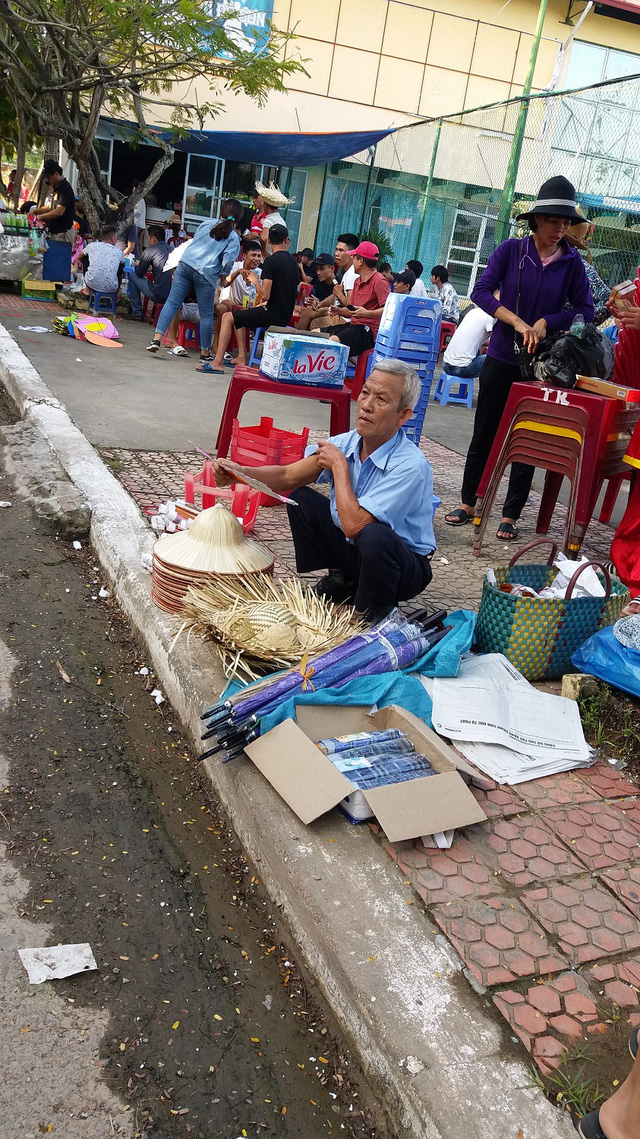 Kh&aacute;n đ&agrave;i đ&ocirc;ng nghịt người dự Lễ hội chọi tr&acirc;u Đồ Sơn năm 2017