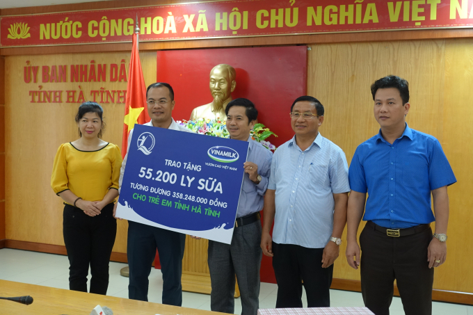 B&agrave; L&ecirc; Tuyết Mai, Ph&oacute; Gi&aacute;m Đốc Quỹ Bảo trợ Trẻ em Việt Nam, &ocirc;ng Đậu Phi T&uacute; &ndash; Gi&aacute;m Đốc Trang trại Vinamilk H&agrave; Tĩnh trao bảng tượng trưng 55.200 ly sữa, tương đương 358.248.000 đồng cho trẻ em v&ugrave;ng lũ H&agrave; Tĩnh.