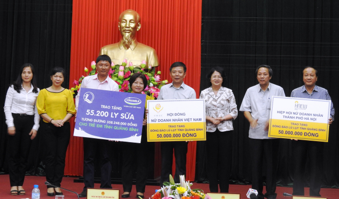 B&agrave; Đặng Thị Ngọc Thịnh &ndash; Ph&oacute; Chủ tịch nước, B&agrave; L&ecirc; Tuyết Mai - Ph&oacute; Gi&aacute;m Đốc Quỹ Bảo trợ Trẻ em Việt Nam v&agrave; &ocirc;ng Nguyễn Hồng T&uacute; &ndash; Trưởng b&aacute;n h&agrave;ng v&ugrave;ng Vinamilk trao bảng tượng trưng 55.200 ly sữa, tương đương 358.248.000 đồng cho trẻ em v&ugrave;ng lũ tỉnh Quảng B&igrave;nh.
