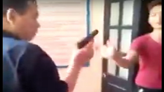 H&igrave;nh ảnh được cắt từ&nbsp;đoạn clip được chia sẻ đ&atilde; thu h&uacute;t sự ch&uacute; &yacute; v&agrave; quan t&acirc;m của nhiều người được cho l&agrave; &ocirc;ng&nbsp;L&ecirc; Quang Sơn - Gi&aacute;m đốc Trung t&acirc;m Ph&ograve;ng chống HIV/AIDS đang cầm s&uacute;ng.