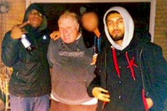 Bức ảnh ng&agrave;i thị trưởng chụp c&ugrave;ng một số th&agrave;nh vi&ecirc;n của băng đảng tội phạm ở địa phương.