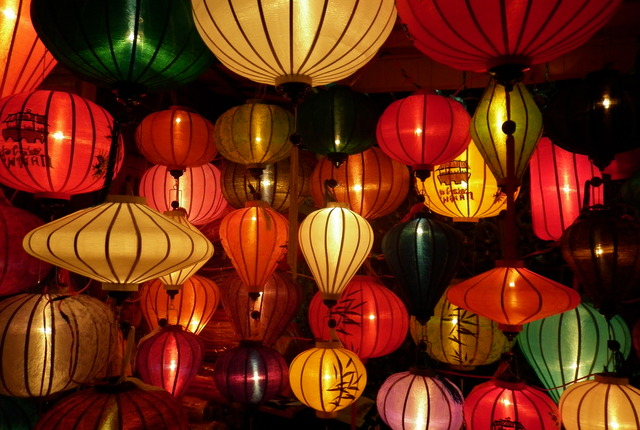 Phố cổ Hội An ng&agrave;y rằm lu&ocirc;n rực rỡ sắc m&agrave;u đ&egrave;n lồng.