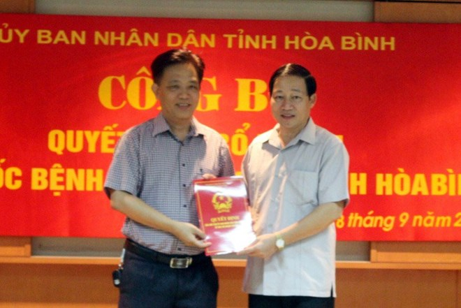 Ph&oacute; chủ tịch UBND tỉnh Bùi Văn Cửu đã trao quyết định bổ nhiệm cho &ocirc;ng L&ecirc; Xu&acirc;n Ho&agrave;ng.