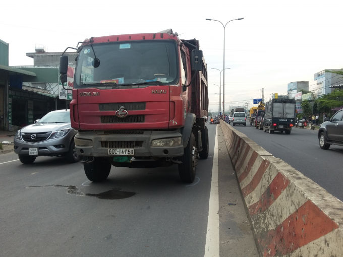 Chiếc xe ben dừng c&aacute;ch hiện trường khoảng 20m.