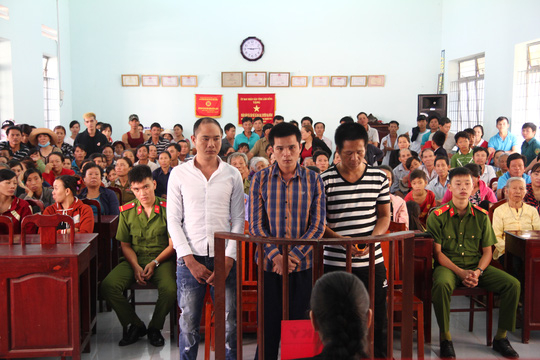 3 bị c&aacute;o tại phi&ecirc;n t&ograve;a. ( Ảnh: b&aacute;o NLĐ)