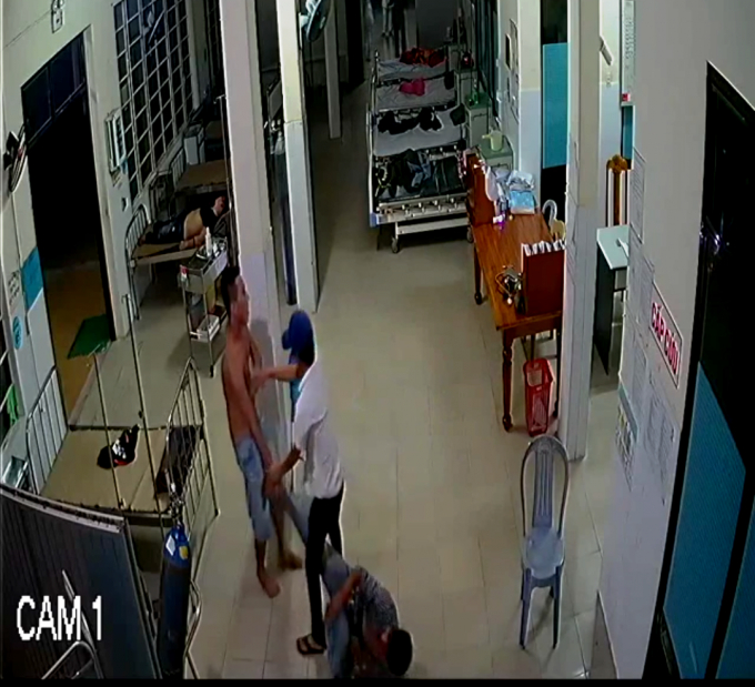 H&agrave;nh vi c&ocirc;n đồ của nh&oacute;m thanh ni&ecirc;n tại trung t&acirc;m y tế. (Ảnh cắt clip ghi lại)