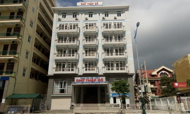 Sau khi nghỉ lưu tr&uacute; v&agrave; ăn bữa chiều tại Trung t&acirc;m điều dưỡng Chữ thập đỏ Sầm Sơn, 109 du kh&aacute;ch bị ngộ độc đ&atilde; phải nhập viện. (Ảnh: A.Thắng)