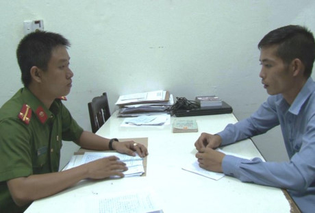 1 trong 4 đối tượng đang được CQĐT lấy lời khai.