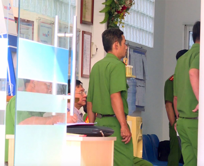 C&ocirc;ng an đang kh&aacute;m nghiệm hiện trường vụ cướp ng&acirc;n h&agrave;ng ở Vĩnh Long.