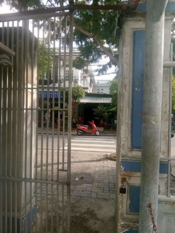 Lối ra v&agrave;o block B tại đường Dương L&acirc;m bị h&agrave;n chặt, chỉ đủ người lọt qua, trong khi xe cộ ra v&agrave;o kh&ocirc;ng được.