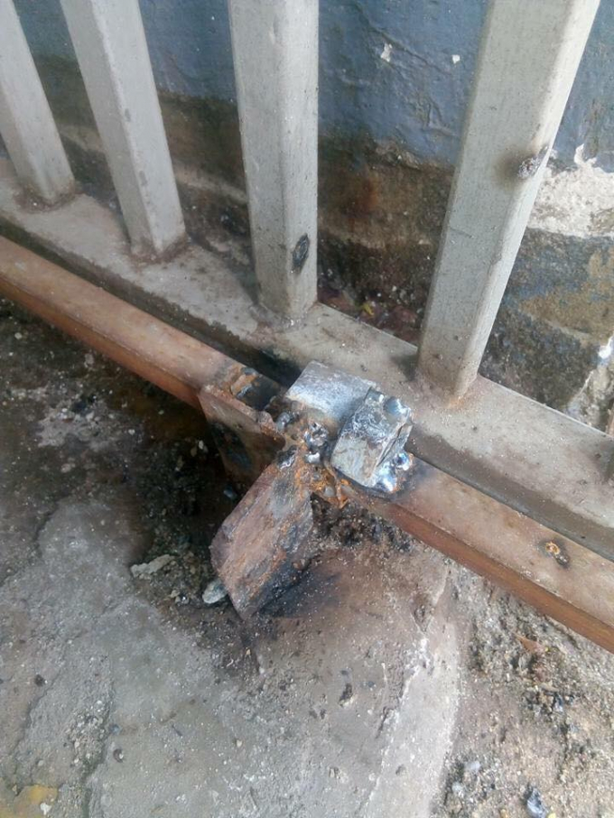 Ban quản l&yacute; khu chung cư Blue House h&agrave;n cửa trong đ&ecirc;m 27/9, trong khi người d&acirc;n kh&ocirc;ng biết.