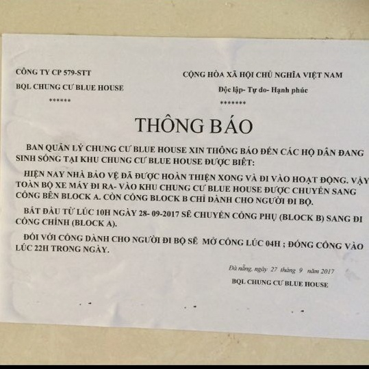 Th&ocirc;ng b&aacute;o gắn ở cửa ra v&agrave;o khu chung cư Blue House.