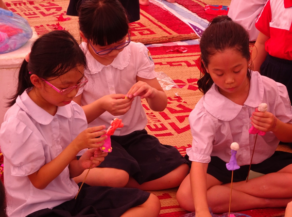 C&aacute;c em kh&ocirc;ng những được xem c&aacute;c nghệ nh&acirc;n tr&igrave;nh diễn l&agrave;m b&aacute;nh Trung thu v&agrave; l&agrave;m đồ chơi truyền thống m&agrave; c&ograve;n c&oacute; thể trực tiếp trải nghiệm l&agrave;m một số đồ chơi như: Đ&egrave;n &ocirc;ng sao, đ&egrave;n con thỏ, đ&egrave;n c&ugrave;, d&aacute;n diều, d&aacute;n quạt, t&ocirc; vẽ chuồn chuồn tre; l&agrave;m b&aacute;nh trung thu, nặn t&ograve; he, l&agrave;m gốm&hellip;