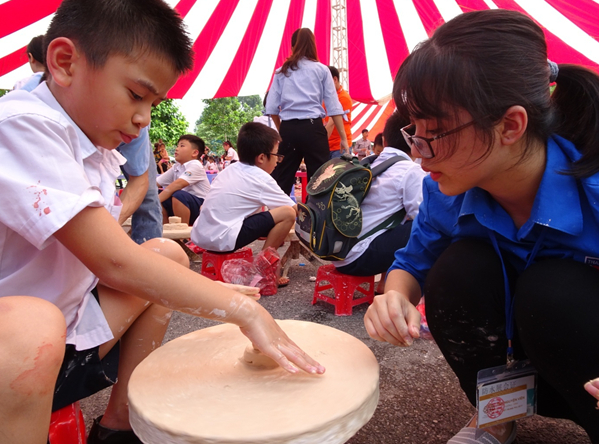 C&aacute;c bạn Thanh ni&ecirc;n t&igrave;nh nguyện hướng dẫn c&aacute;c bạn nhỏ tập l&agrave;m đồ gốm.