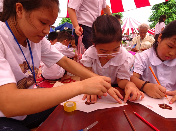 Diều gi&oacute; được l&agrave;m từ giấy v&agrave; khung tre.