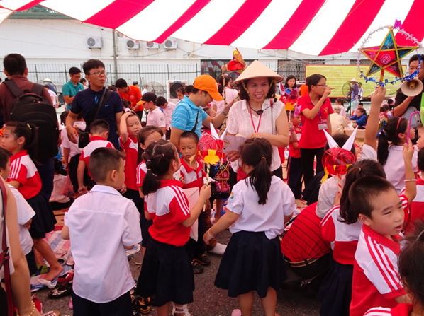 Th&ocirc;ng qua những hoạt động của chương tr&igrave;nh, c&aacute;c bạn nhỏ được học hỏi th&ecirc;m về những gi&aacute; trị của bản sắc d&acirc;n tộc, đặc biệt l&agrave; một kh&ocirc;ng kh&iacute; trung thu truyền thống đang dần bị phai nhạt.