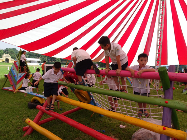 C&aacute;c bạn nhỏ tham gia tr&ograve; chơi d&acirc;n gian.