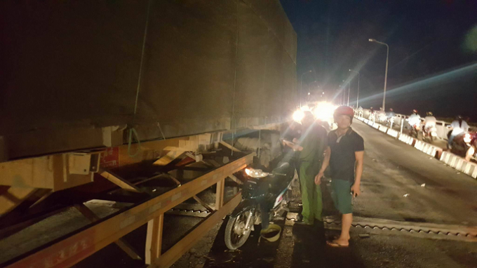 Lực lượng chức năng C&ocirc;ng an huyện Kim Thanh c&oacute; mặt kh&aacute;m nghiệm hiện trường, điều tra l&agrave;m r&otilde; nguy&ecirc;n nh&acirc;n vụ tại nạn.