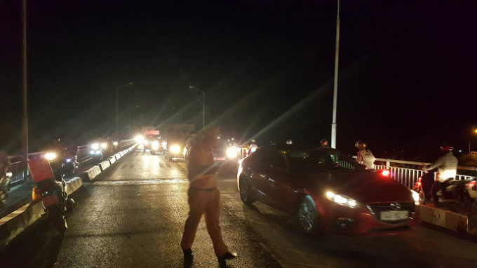 Lực lượng CSGT ph&acirc;n luồng giao th&ocirc;ng tại khu vực xảy ra vụ tai nạn.