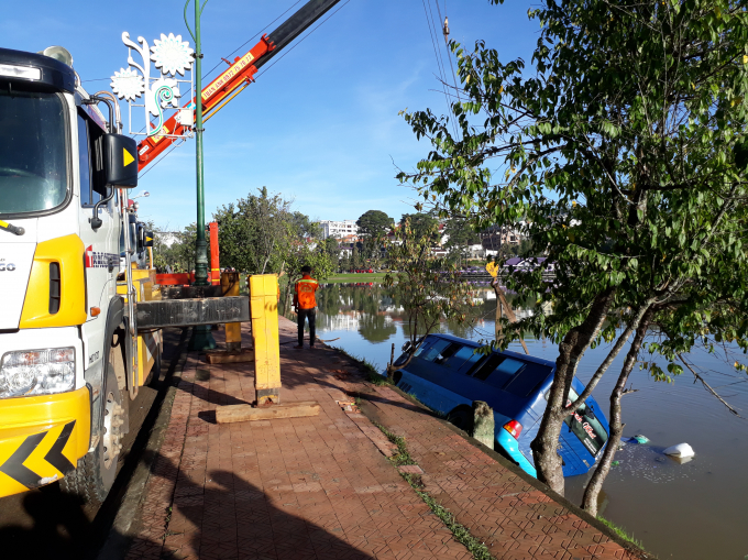 Xe kh&aacute;ch đang được cẩu l&ecirc;n khỏi hồ Xu&acirc;n Hương.