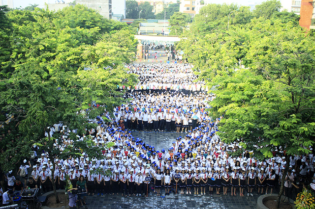 Học sinh Trường Lương Thế Vinh , H&agrave; Nội trong lễ khai giảng