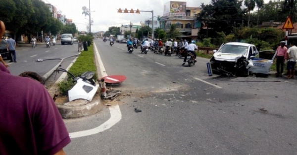 Taxi bay lên giải phân cách “hạ gục” cột đèn đường, 3 người nhập viện