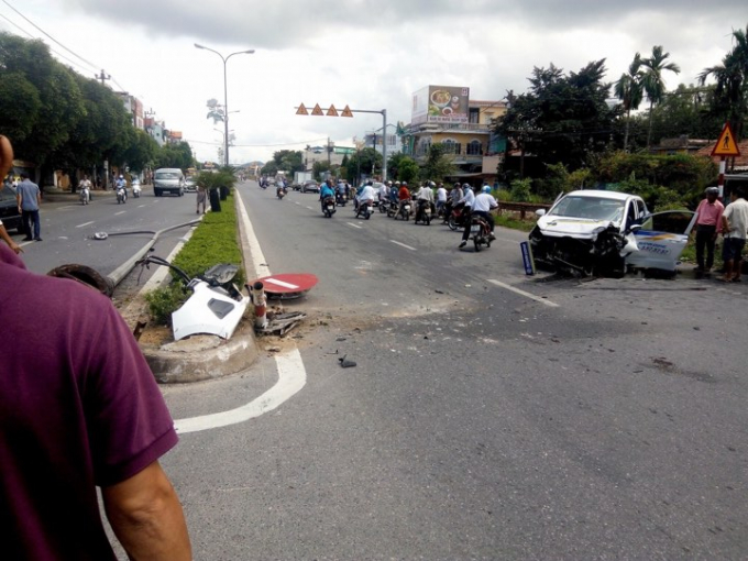 Taxi bay l&ecirc;n giải ph&acirc;n c&aacute;ch &ldquo;hạ gục&rdquo; cột đ&egrave;n đường, 3 người nhập viện