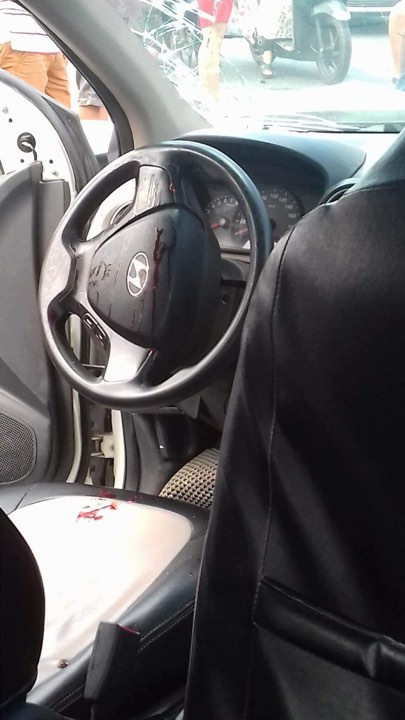 Nhiều vết m&aacute;u b&ecirc;n trong xe.