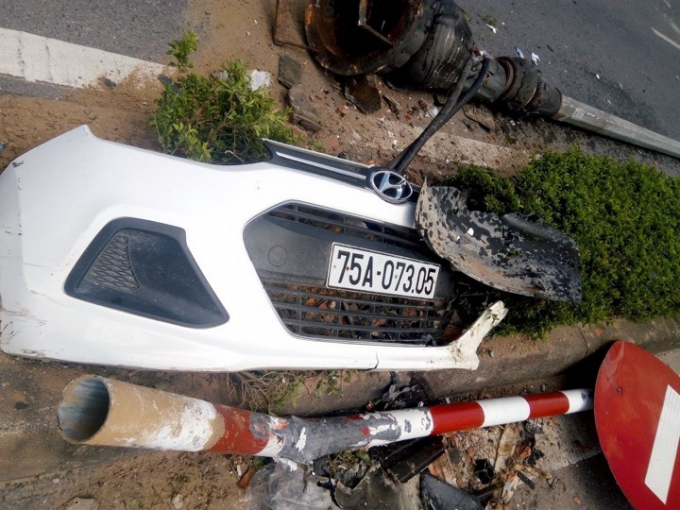 Phần trước xe rời ra khỏi xe sau c&uacute; va chạm.