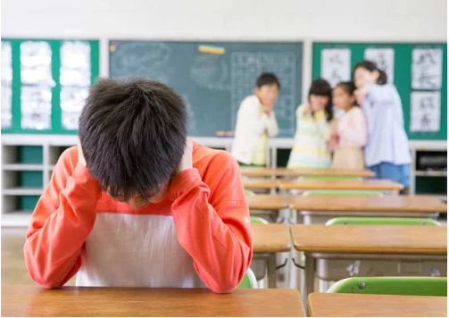 Nạn ph&acirc;n biệt đối xử giữa thầy v&agrave; tr&ograve;, giữa c&aacute;c bạn học cũng l&agrave; nguy&ecirc;n nh&acirc;n khiến trẻ bị khủng hoảng, tự s&aacute;t.