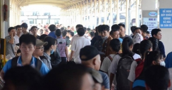 Người dân "nêm chặt" các bến xe rời Thủ đô về quê nghỉ lễ