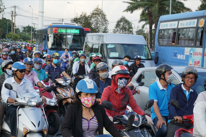 D&ograve;ng phương tiện xếp h&agrave;ng d&agrave;i nh&iacute;ch từng ch&uacute;t một để v&agrave;o bến xe Miền Đ&ocirc;ng.