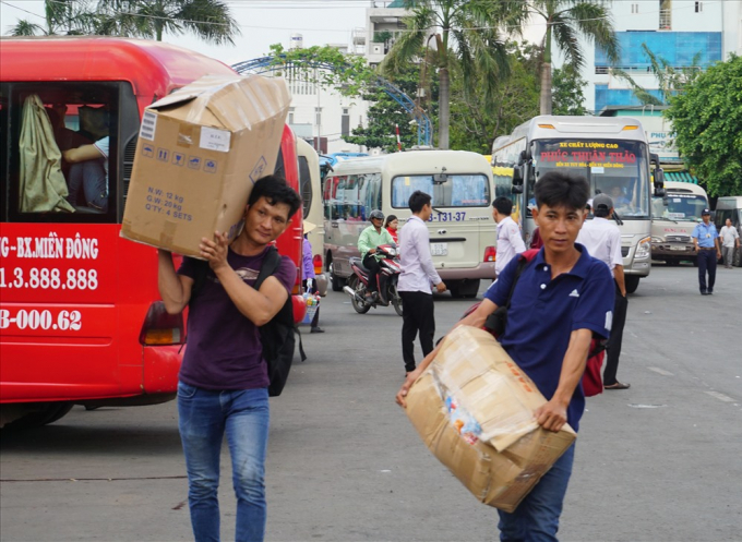 Ch&ugrave;m ảnh: Người d&acirc;n &ugrave;n &ugrave;n rời S&agrave;i G&ograve;n đi nghỉ lễ 2.9, đường kẹt cứng